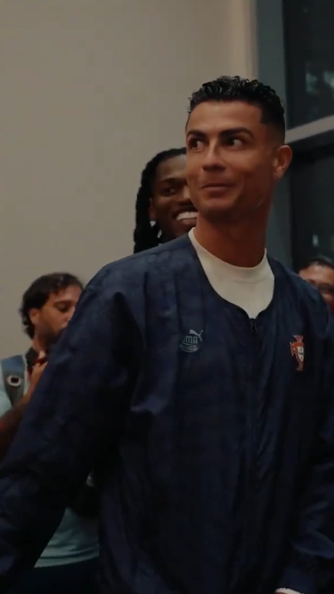 The noise when Cristiano Ronaldo went out on the balcony to celebrate Portugal's World Cup win with the fans ๐ณ๐ (via Portugal)