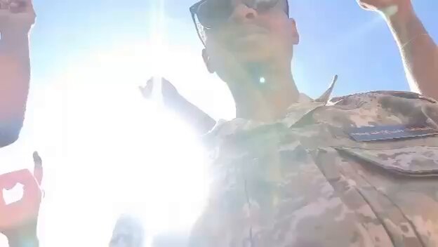 احتفاء كوادر الحركة الإسلامية الإرهابية بالحكم الجائر ضد المناضل د. أحمد شفا يكشف الحقيقة العارية لهذه الحرب. فها هم يقولونها بألسنتهم، ودون مواربة “أيها السودان عدنا، قد رجعنا من جديد”. نعم عادوا عبر حرب أشعلوها وأطالوا أمدها لتكون بوابتهم إلى السلطة، لا يبالون في سبيلها بأن “ترق كل الدماء”. عادوا بكل صفاتهم: قتلاً، وقمعاً، وإذلالاً للناس، وفساداً يزكم الأنوف، وعزلةً للبلاد، وإلقاءً بها إلى أسفل سافلين. احتفالاتهم هذه ليست إلا سخريةً من كل من صدق أكاذيب حرب الكرامة والسيادة وما إلى ذلك. اتبعهم في ضلالهم هذا قلةٌ متكسبة من الناس، بينما اعتزل غالب الشعب فتنة حربهم الإجرامية بالكامل. والآن، إذ يكشفون عن وجههم الحقيقي ظناً منهم أن الأمر قد انتهى، نقول لهم إن ثورة الشعب باقية في النفوس، لم تمسها أباطيلكم بشيء. ستنتهي هذه الحرب، وسيستعيد أهل السودان بلدهم وثورتهم نقية من غير سوء. #الحركة_الإسلامية_تنظيم_إرهابي