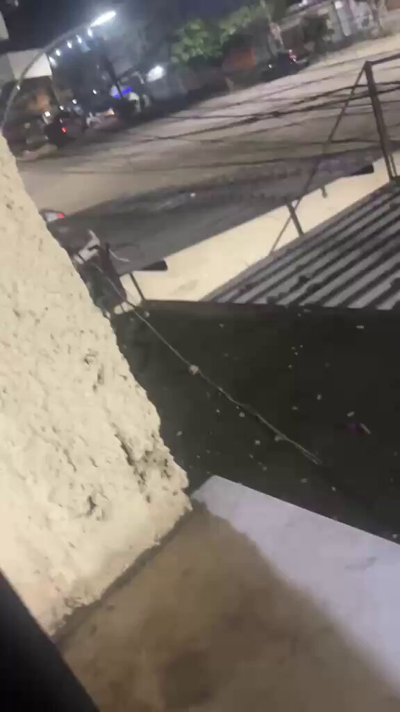 🚨❌⚠️ALERTA: POLÍCIA RESGATA TRAFICANTES DO (TCP) QUE ACABARAM DE SER ATACADOS FURK MENDES PELO (CV). O Caveirão do 16º BPM entrou em ação e salvou traficantes do Terceiro Comando Puro após forte baque na Furk Mendes. Os bandidos resgatados seriam da tropa do Peixão. Isso mesmo que você leu: os mesmos que vivem em guerra com a polícia… foram protegidos pelo blindado do 16º BPM. O que está acontecendo de verdade nas ruas? 😱 🔴 Imagens gravadas por um morador . #Caveirao #TCP #Furkmendes #16BPM #RioDeJaneiro