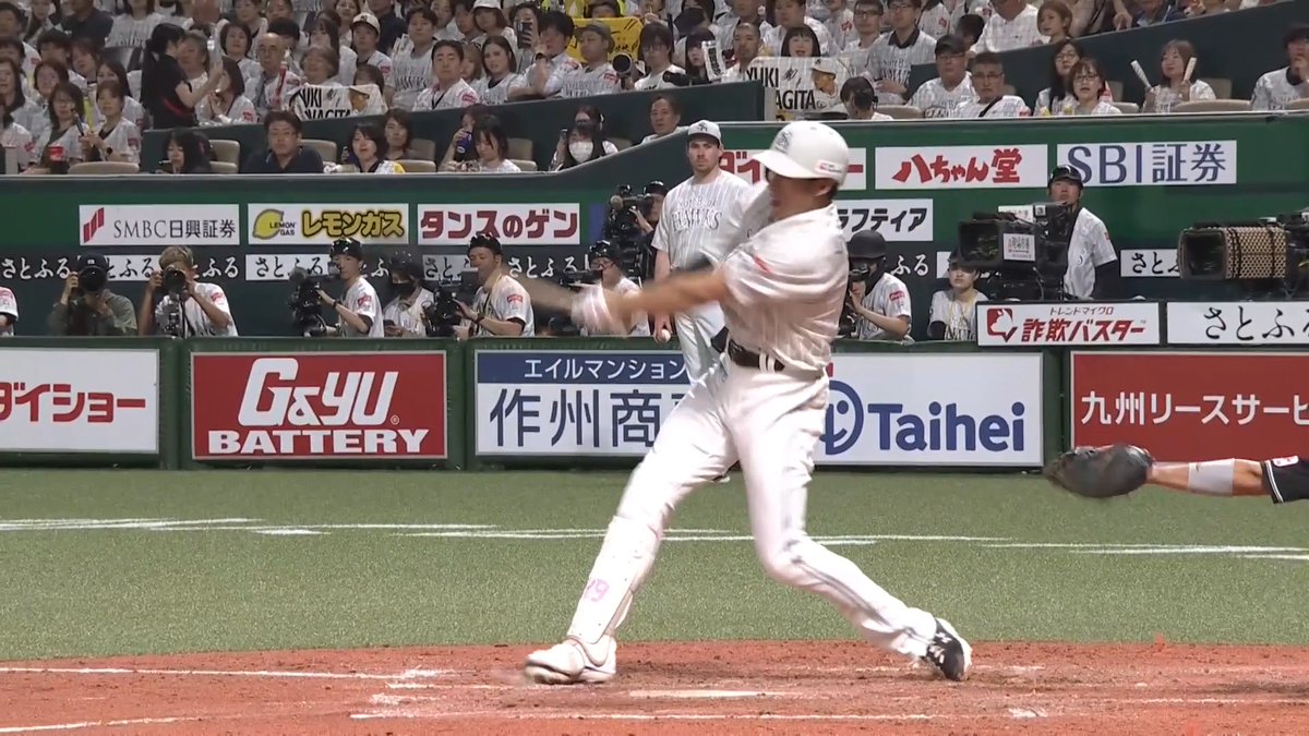 あっという間に試合をひっくり返す！💪 福岡ソフトバンク 柳田悠岐 選手のタイムリー2ベースヒットで同点に追いつく！🔥 続く 川瀬晃 選手がセンターオーバーのタイムリー3ベースヒットを放つ！🔥 👇ライブ配信・見逃し配信を見る
