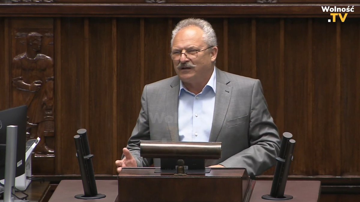 ‼️MOCNA PRZEMOWA MARKA JAKUBIAKA‼️ Ukraińcy dzisiaj mówią, że Polska okupowała ich tereny przez pięćset lat. Ukraina to jest państwo, które powstało w początku lat dziewięćdziesiątych. To jest najmłodsze na świecie państwo. Jak Polska mogła okupować Polskę? Na litość boską! Trzeba być durniem skończonym, żeby takie rzeczy opowiadać. I trzeba to raz na zawsze powiedzieć. Ukraińcy nie bredźcie. Byliście częścią Rzeczypospolitej, byliście krajem u końca Rzeczypospolitej, a mordowaliście Polaków, Żydów, Czechów i Węgrów, bo chcieliście miejsce dla siebie zrobić. Tak żeście postanowili sobie zbudować państwo ukraińskie, wymordowując autochtonów. To było ludobójstwo. Nie ma innej definicji. W Buczy pięćdziesięciu siedmiu obywateli zamordowano. Wrzask na cały świat. Ukraińców mordują i trzeba ich po ludzku pochować. A nasze setki tysięcy Polaków to co? Nieprawdą jest, że Polacy mordowali dzieci i kobiety. Nieprawdą jest, że pięćset lat okupowaliśmy swoje własne tereny, bo to brzmi nawet jakoś głupowato. Natomiast z całą pewnością dla nas, dla naszego interesu, proszę państwa, jest to, żeby świat się dowiedział, a dzięki Zełenskiemu się dowiaduje o tym, jak sąsiad może mordować sąsiada. Jak takie ideologie jak właśnie nazistowskie, ale to jest ideologia raczej ukraińska, to jest ideologia UPA i OUN, proszę państwa, nie żadni naziści. Naziści im tylko pomogli. Tutaj ideologią było wymordować ludzi, żeby zająć ich miejsce i tyle w tym temacie. I na sam koniec mojej wypowiedzi powiem tak: nie zapominajmy o tym, że ten temat zaczął Zełenski, a nie Polska. Że to jemu zależy na tym, żeby podsycać tą atmosferę polsko ukraińską. Że Rosjanie się cieszą ktoś tu powiedział. A że niby cieszą się Rosjanie z czego? Że Zełenski potwierdza ich, proszę państwa, tezy? Marek Jakubiak 🇵🇱