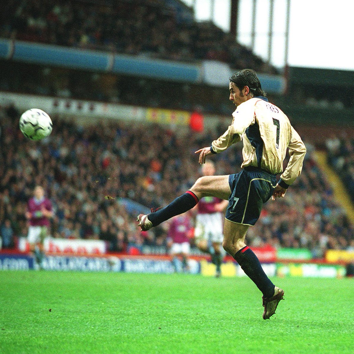 ⏪ Robert Pires joined Arsenal 26 years ago today... And the rest is history 🇫🇷