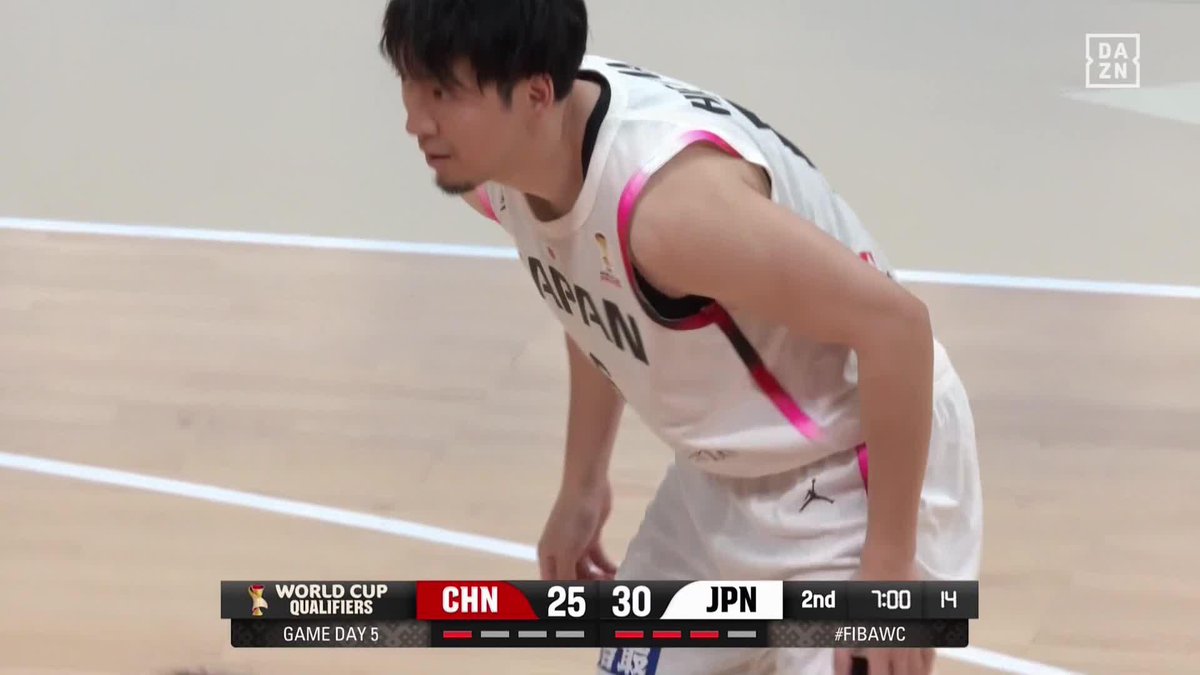 挨拶代わりのプレー✨ 日本代表に帰ってきた比江島慎 早速ホーキンソンの得点をお膳立て👀 🏆FIBAワールドカップ2027 アジア地区予選🏀 🆚中国×日本 📺#DAZN でライブ配信中 バスケットボール日本代表 #AkatsukiJapan #FIBAWC #StepItUpJapan
