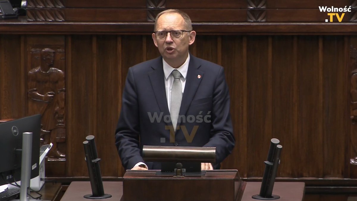 🔴 Klaudia Jachira przerywa wystąpienie Romana Fritza krzycząc "Sława Ukrainie"‼️ "Proszę państwa, to jest ludobójstwo ze szczególnym okrucieństwem. I tego się trzymajmy, takiej frazeologii. Co do natomiast propagowania banderyzmu dziś w Polsce pytanie następujące również do, do projektodawców tej ustawy: czy jeżeli z tej mównicy ktoś woła, używa zawołania banderowskiego „Sława Ukrainie” będzie to penalizowane czy nie? Bo tak uczyniła pani Klaudia Jachira, pani poseł. Jachira: Sława Ukrainie! O właśnie. Pani pokazała raz jeszcze swoją, swoją prawdziwą, bezczelną twarz. Ale nie była pani Jachira sama. Przypadkiem widziałem, że pan prezes Kaczyński w Kijowie również tak wołał. Bardzo dziękuję. Roman Fritz Grzegorz Braun Klaudia Jachira