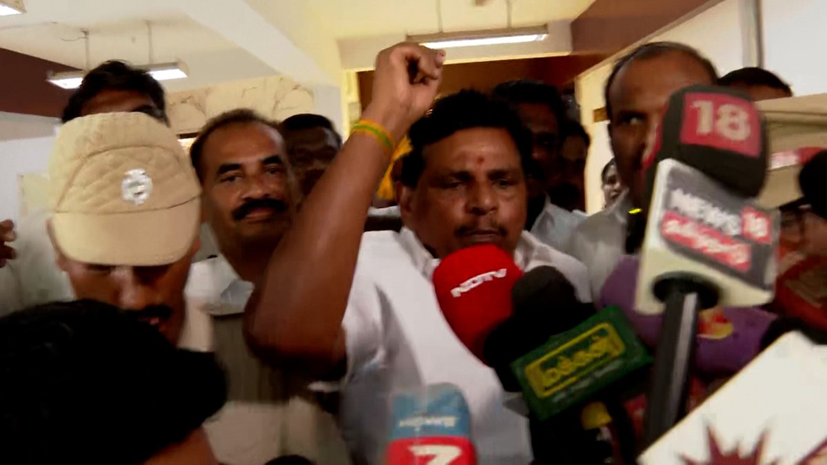 தலைவரே M.K.Stalin சட்டமன்ற உறுப்பினரயே எவ்வளவு தரம்கெட்டு நடத்தி அழைச்சிட்டு போறாங்க நீங்க இவுங்க கிட்ட நாகரீக அரசியலை முன்னெடுத்தீங்க
