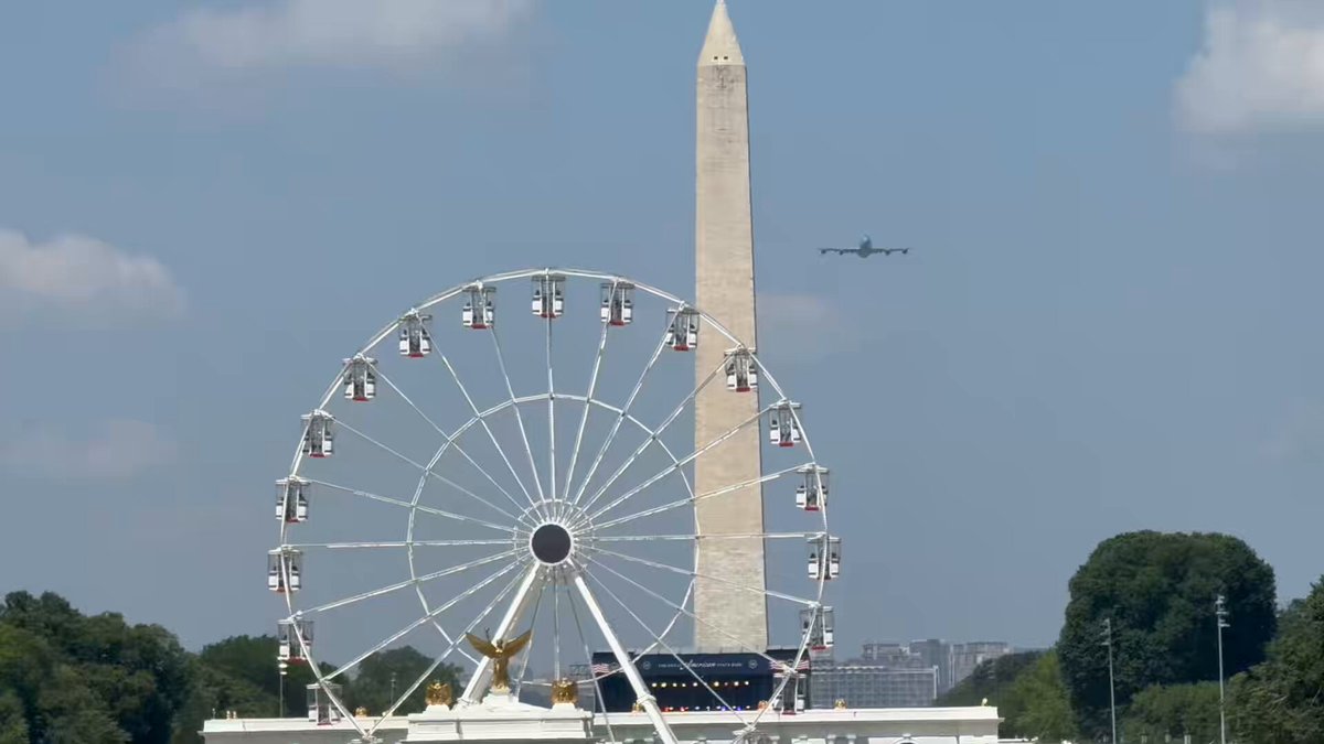 Just had my #avgeek moment - the older presidential 747 just did a flyby over the national mall!