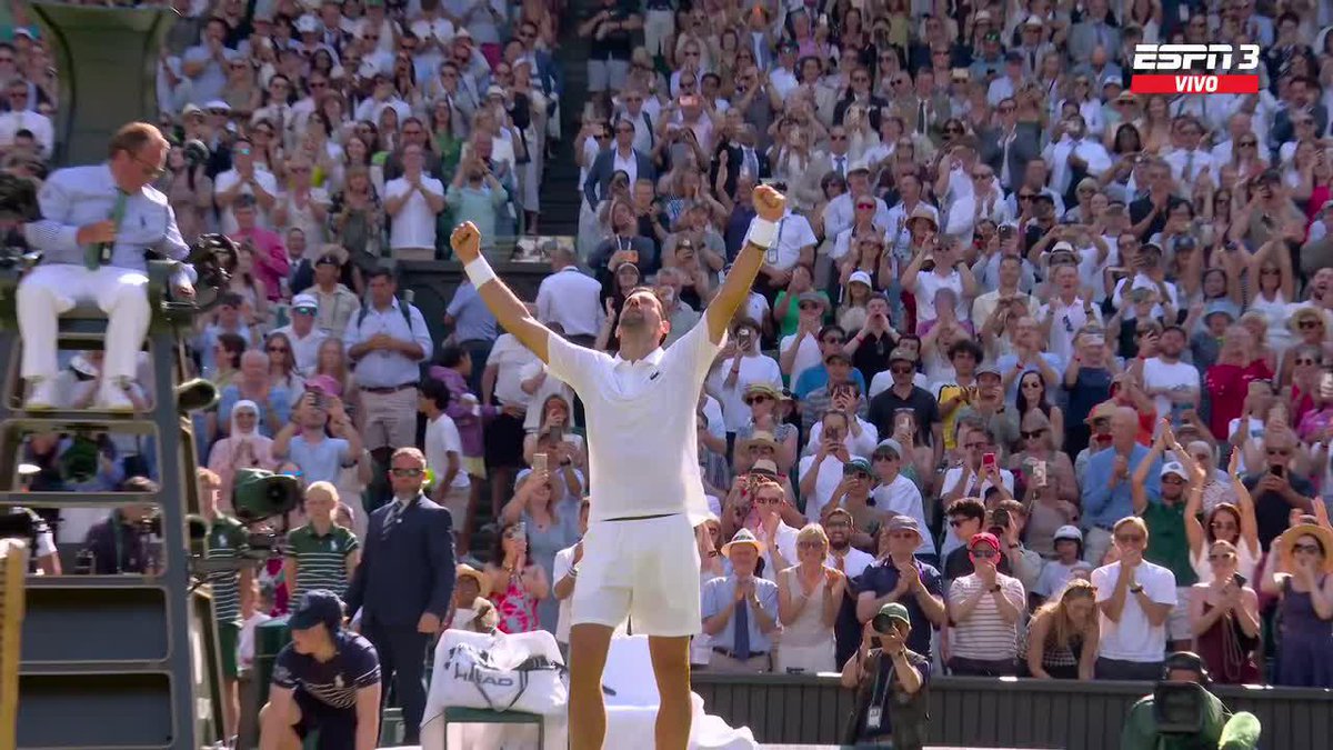 ¡NO HAY UN MATCH POINT CON MÁS AURA QUE ESTE! 🤯 🇷🇸 Novak Djokovic avanza a cuarta ronda de Wimbledon. 📺 Mirá #Wimbledon en el Plan Premium de Disney Plus.