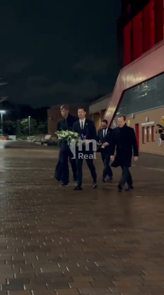 🤍 Cuando la delegación del Real Madrid depositó un ramo de flores en Anfield en memoria de Diogo Jota y su hermano, André Silva.