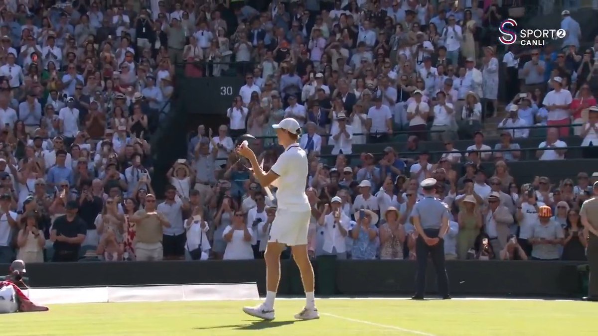 Dünya 1 numarası Jannik Sinner, Jenson Brooksby'yi 6-4, 6-3 ve 6-4'lük setlerle mağlup ederek Wimbledon'da dördüncü tura yükseldi! 🇮🇹