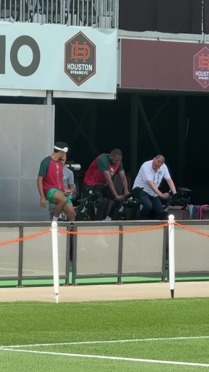 🇲🇦😄 Fouzi Lekjaa est de la partie à l'entraînement, aux côtés de Chadi Riad et Issa Diop, à la veille du huitième face au Canada 🇨🇦
