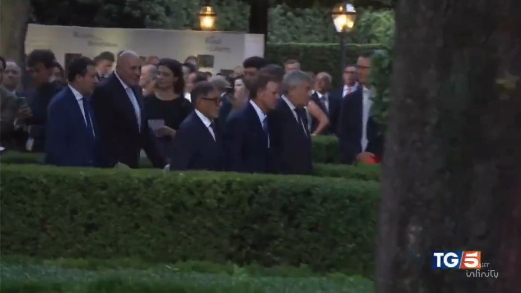 🔴 Il TG5 descrive Salvini, Tajani, La Russa e Crosetto all'ambasciata USA come "gli AVENGERS che avanzano sulle note di Celebration [...]un team di WRESTLERS". Paese inenarrabile, non ce la faccio ✈️