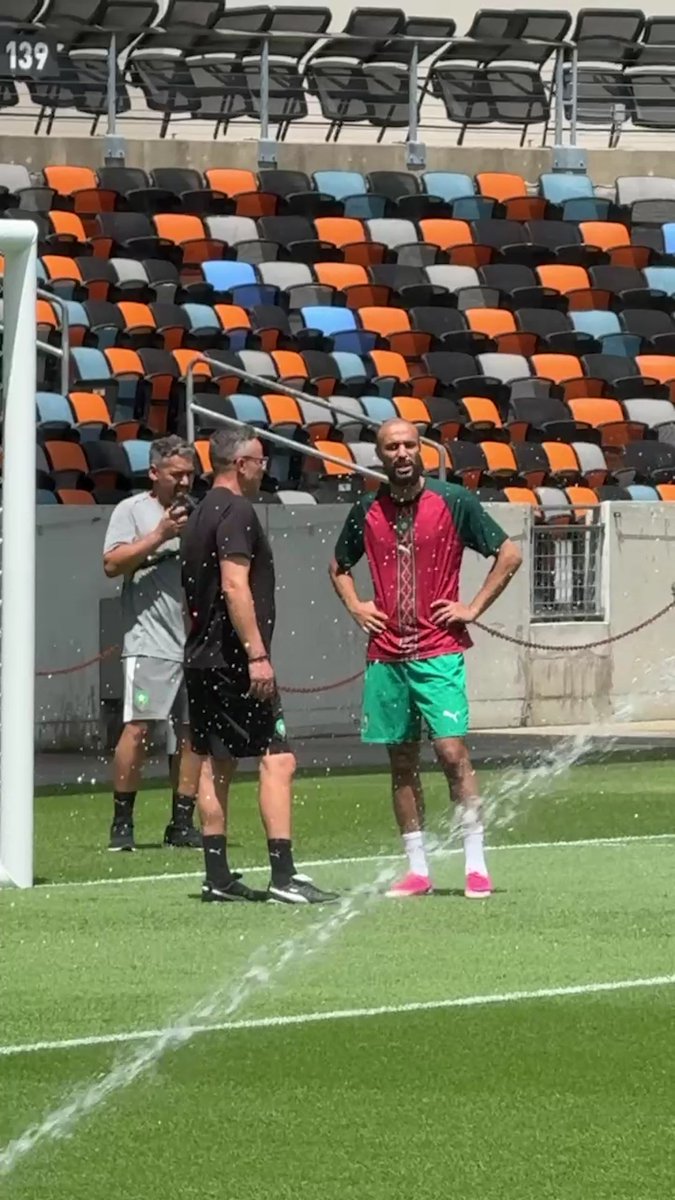 🇲🇦 Tête-à-tête entre Mohamed Ouahbi et Nousssair Mazraoui à l'entraînement avant le match face au Canada 🇨🇦