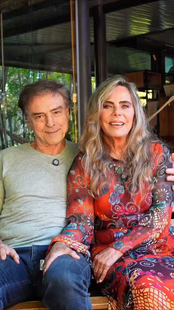 “A gente continua namorando, parabéns amore. Obrigada por tudo, por todos esses dias maravilhosos que eu passo ao teu lado.” Juntos há 48 anos, Bruna Lombardi se declarou para Carlos Alberto Riccelli hoje, dia do aniversário dele. ♥️