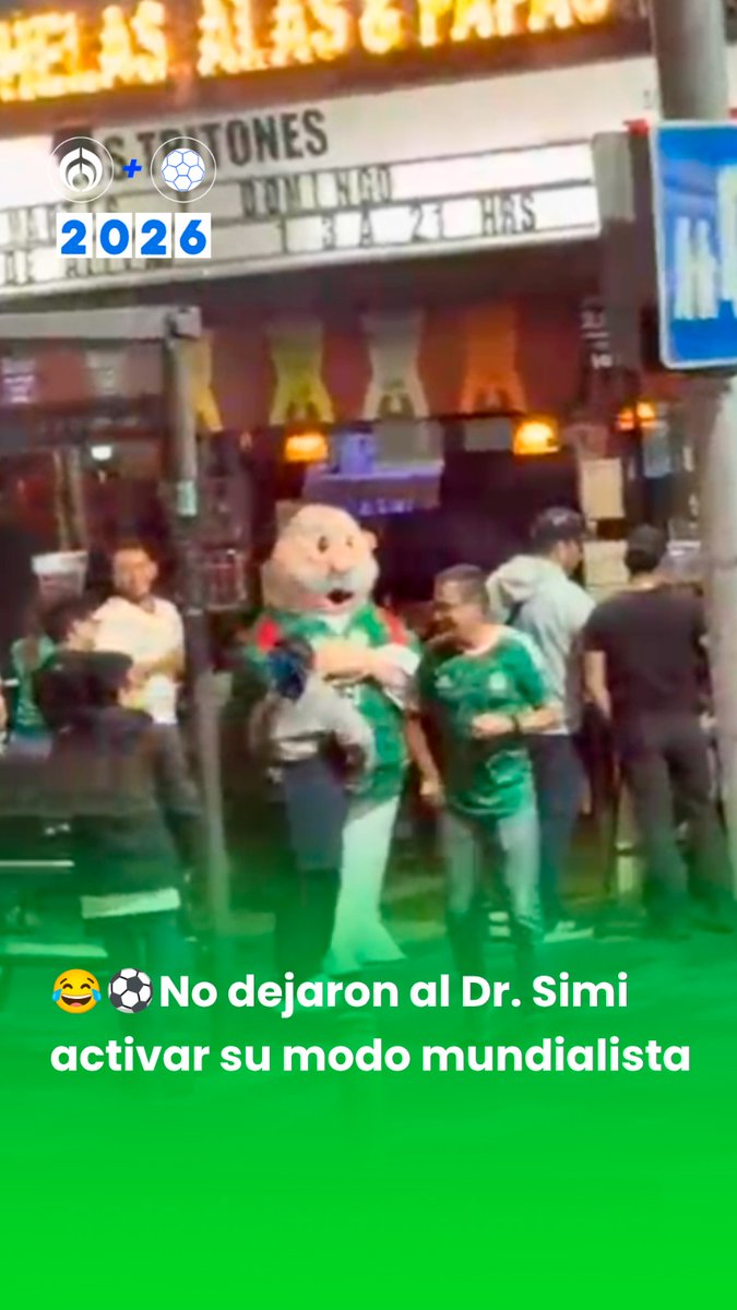 🤣☹️No lo dejaron cotorrear. El Dr. Simi se escapó al bar de al lado para entrar al ambiente, pero la encargada de la farmacia fue por él y lo regresó directo a la chamba. #RFmx #Imperdible