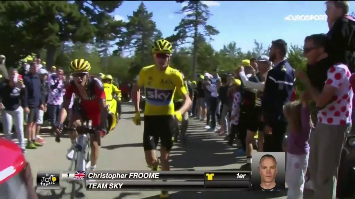 Recordamos uno de los momentos más míticos de Chris Froome en el día que se anuncia su retirada El día que una moto le tiró en el Ventoux y decidió salió corriendo sin su bici 😅