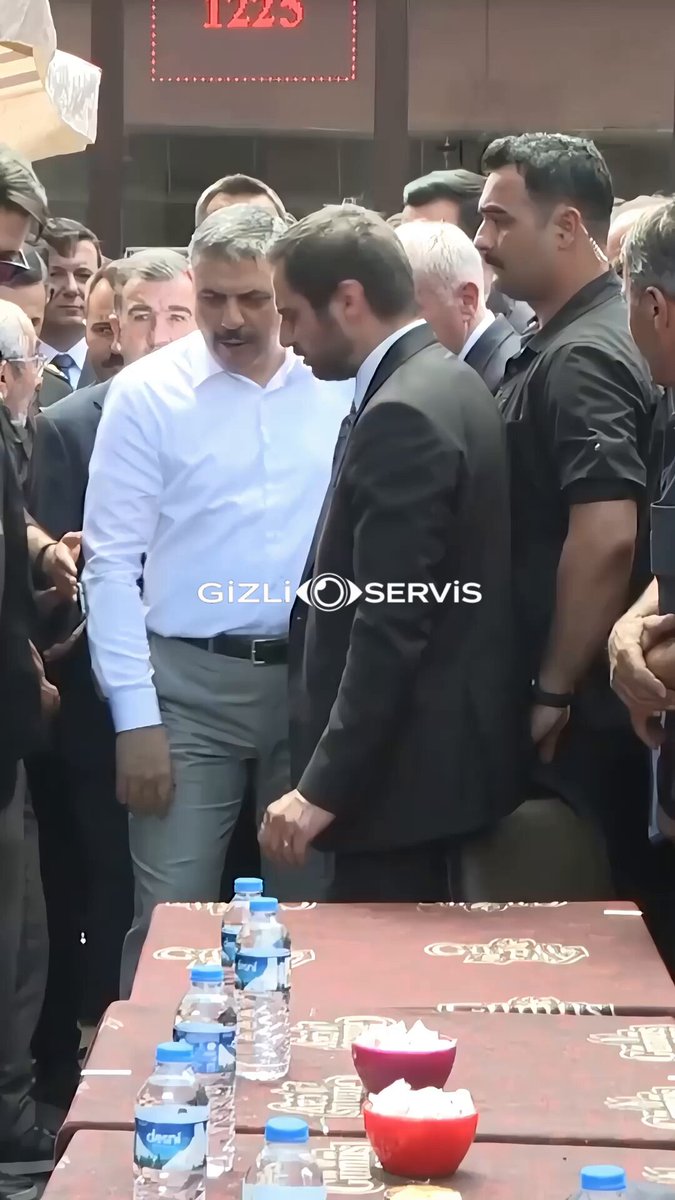 İçişleri Bakanı Mustafa Çiftçi’nin Bayburt ziyareti sırasında buluştuğu esnafların beyaz sakallı, nur yüzlü Anadolu insanı olması ister istemez beni heyecanlandırdı, umutlandırdı. En son bu tabloyu 2005’li yıllarda sokaklarda görmüştük. Son yıllarda siyasetçilerin ziyaretlerinde masalarda hep müteahhitleri ve iş insanlarını görmekten millet olarak yorulduk. Anadolu insanını devlet erkânıyla aynı sofrada görmek ise gönüllere dokunuyor. Sayın Bakan’ın bu samimi ve mütevazı yaklaşımı, özlenen siyaset anlayışını yeniden hatırlatıyor.
