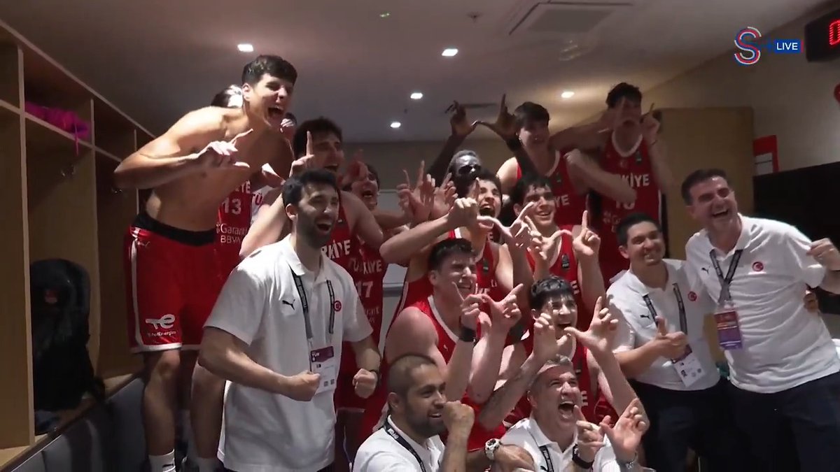 Yarı finale yükselen U17 Milli Takımımızın soyunma odası kutlamaları! 🤩🇹🇷