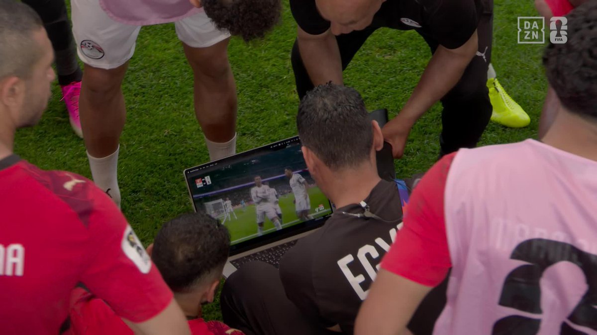 LO MÁS RANDOM QUE PODÍAS VER HOY 😆 Egipto... ¡VIENDO LOS GOLES DE PENALTI DE MBAPPÉ EN UN REAL MADRID 🆚 LEVANTE! 😐 Pero tiene explicación: Matt Ryan, portero de Australia para los penaltis, jugó aquel día... #DAZNMundial #FIFAWorldCup