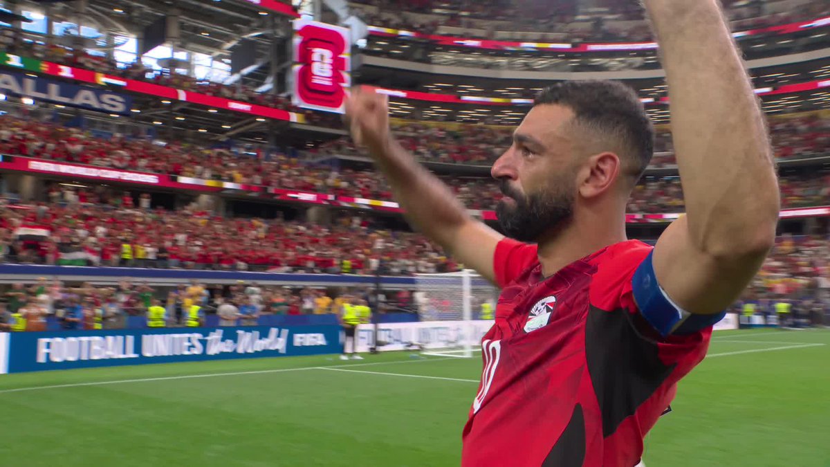 Ufff, LAS LÁGRIMAS DE MOHAMED SALAH festejando con su gente la clasificación a 8vos. Qué imagen, qué mundial. 🥹❤️