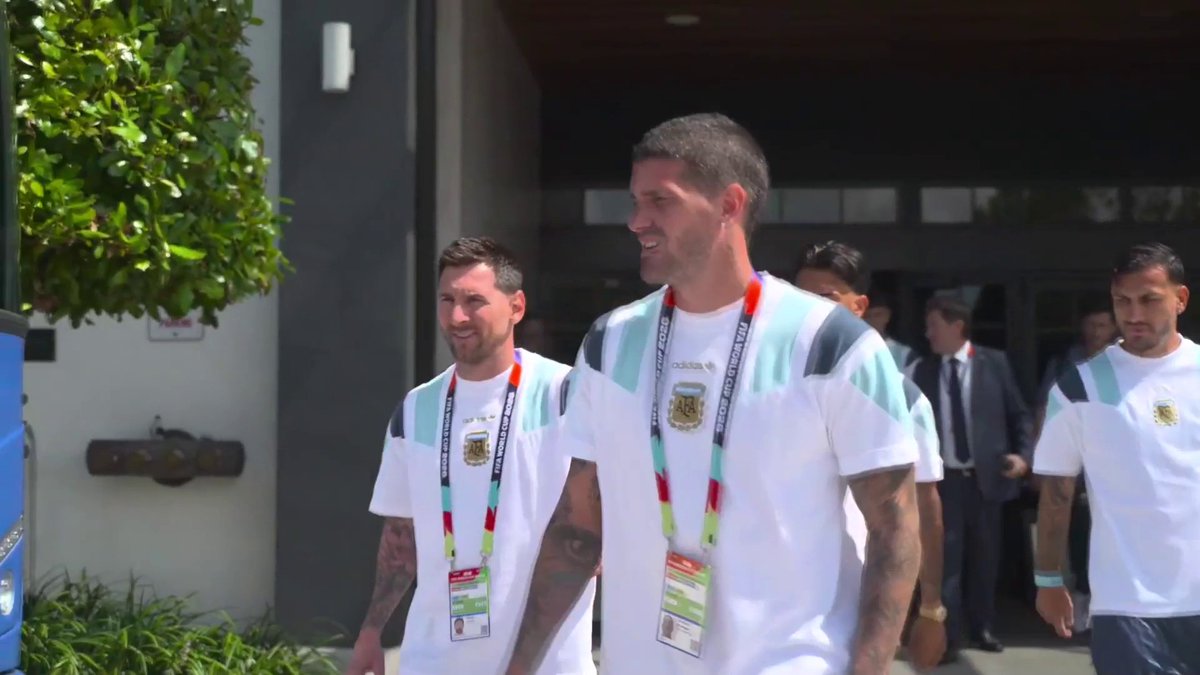 🇦🇷🇨🇻 Argentina fans showing up big time outside the team hotel. Chants, flags, and nonstop energy as the champions head to the stadium for the game against Cape Verde. Writer: Sol