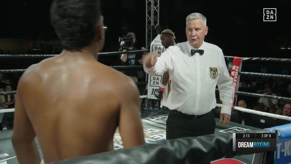 KNOCKDOWN IN RD 3 FOR SCULL 💥 #ScullCastillo | Live now on DAZN ▪️