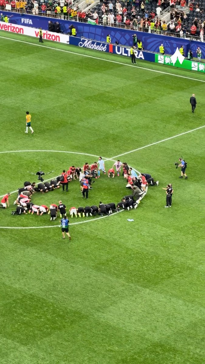 🚨🎥 لقطة اليوم تصل! ـــــ سجود لاعبي و طاقم المنتخب المصري بعد التأهل التاريخي إلى ثمن نهائي كأس العالم. ❤❤❤❤❤❤❤❤
