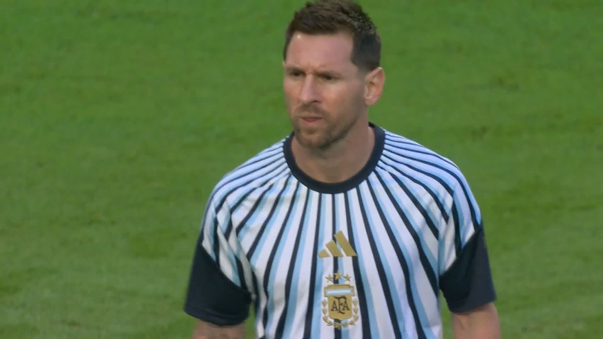 "These players are a completely different level to everyone else" 💫 Gary Neville explains what it was like to play against Lionel Messi and just how good he is...
