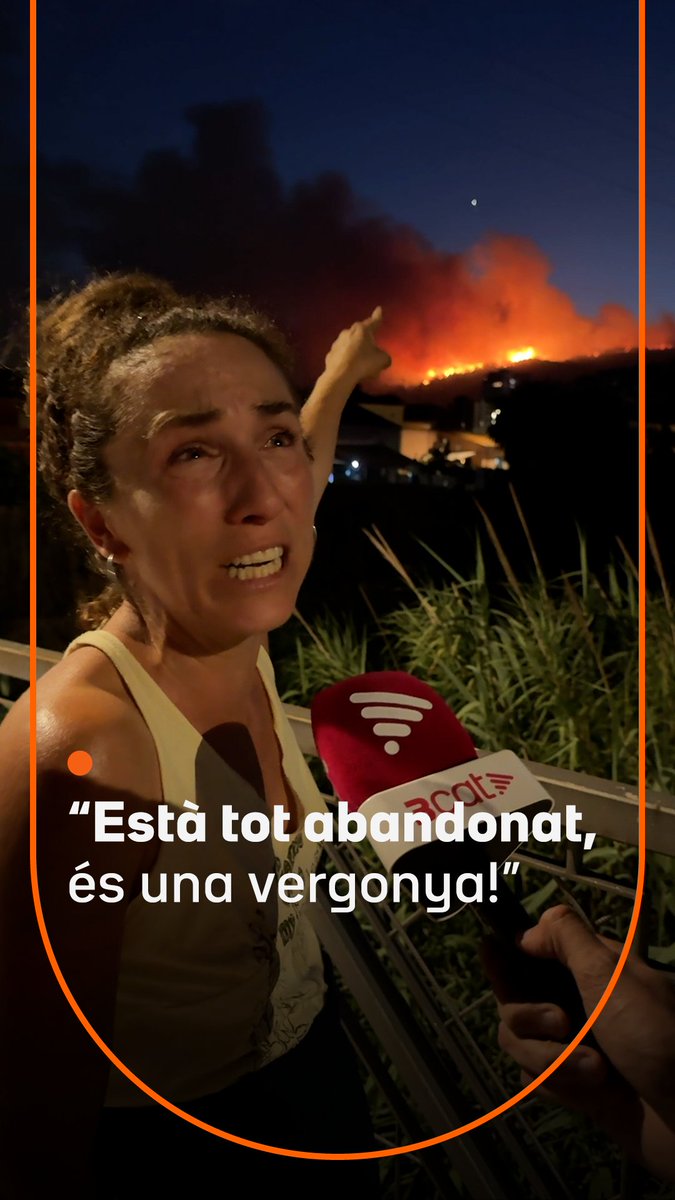 “Està tot abandonat, és una vergonya!” La Núria viu amb impotència l'avanç de l’incendi de les Gavarres. Pagesa i calongina de tota la vida, ha viscut com el cel es tenyia de taronja a causa del foc que crema des d’aquest divendres al matí al Baix Empordà