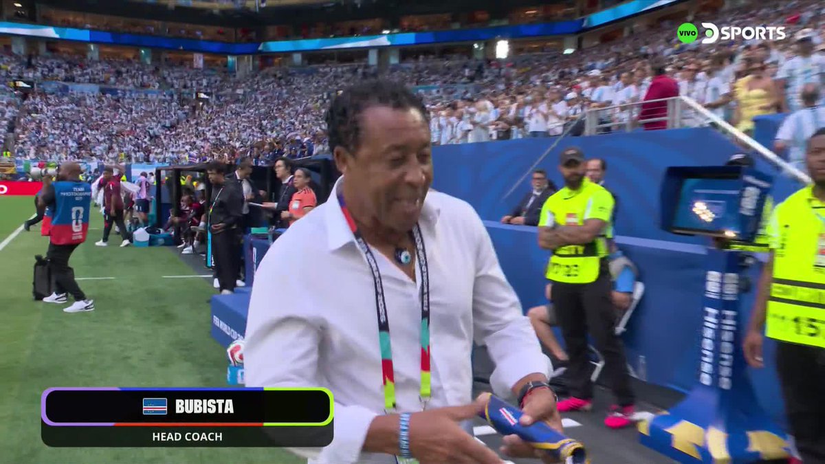 El director técnico de Cabo Verde, Pedro Leitão Brito, le regaló un banderin a Lionel Scaloni en la previa del partido.