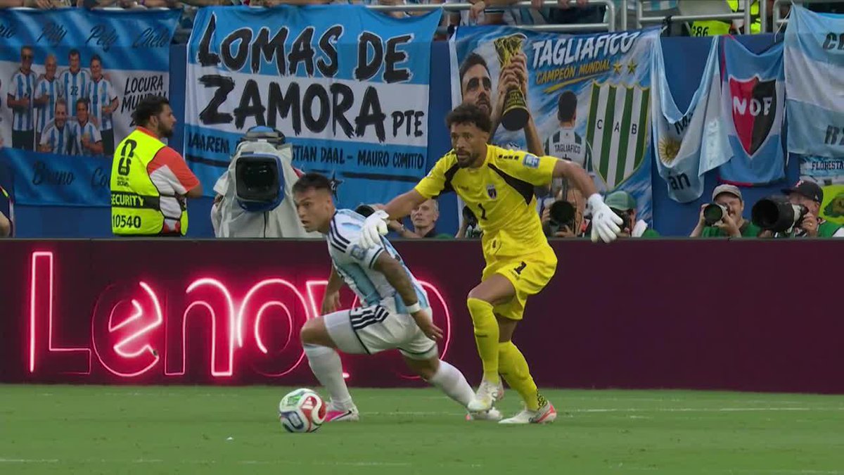 EXCESO EN CONFIANZA: Vozinha hizo pasar de largo a Lautaro Martínez cuando el delantero lo presionó. ⚽ #ESPNMundial 📺 Mirá los mejores partidos de la #FIFAWorldCup por ESPN, en el Plan Premium de #DisneyPlus