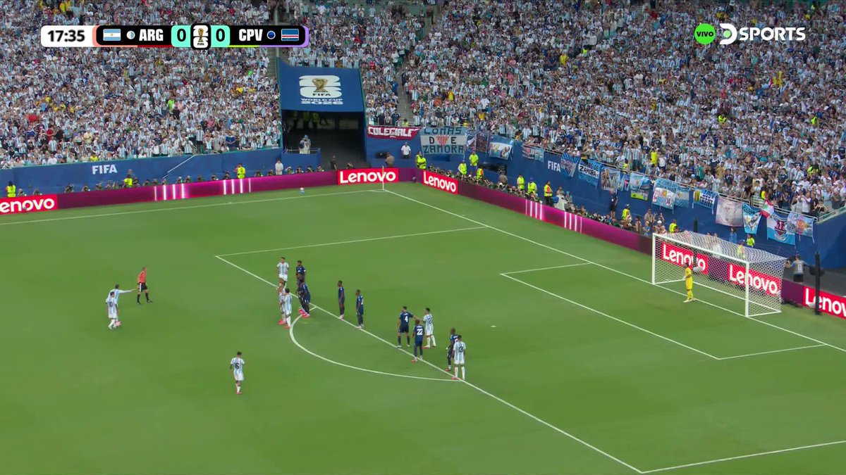 VOZINHA SE QUEDÓ CON EL BALÓN Messi intentó sorprender al arquero de Cabo Verde, pero estuvo atento y contuvo el tiro libre. #MundialEnDSPORTS #FIFAWorldCup