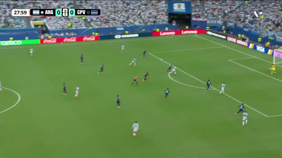 ¡GOOOOL DE MESSI! ¡YA SON 20 GOLES! ¡QUÉ MANERA DE RECIBIR EL BALÓN! 🐐😮💨 ¡Estás loco, Messi! 🔥 #ElMundialEsNuestro y la magia de los Dieciseisavos de Final de la Copa Mundial de la FIFA 2026 se vive por @televisa y @vix 📺🏆