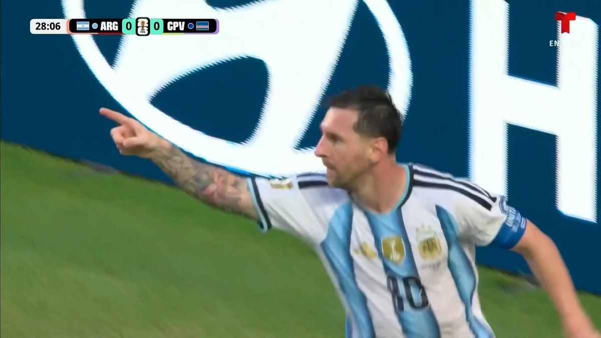 ¡¡¡LIONEL ANDRÉS MESSI!!! ¡¡¡GOLAZO!!! ¡¡¡EL DE SIEMPRE HACIENDO LO DE SIEMPRE!!! Leo baja la pelota y define de zurda sobre la salida de Vozinha, Argentina ya le gana 1-0 a Cabo Verde. 20 goles en Mundiales.