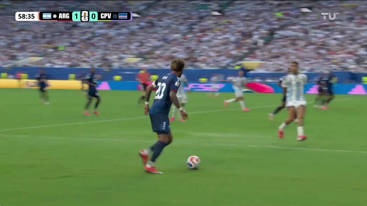 GOOOOOL DE CABO VERDE ¡GOOOOOOL DE CABO VERDEEEEE!🇨🇻🥹 Deroy Duarte y tiro cruzado vencen al Dibu. ¡Esto se empata! #ElMundialEsNuestro y la magia de los Dieciseisavos de Final de la Copa Mundial de la FIFA 2026 se vive por @televisa y @vix 📺🏆