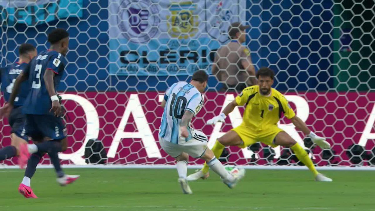 ¡VOZINHA LE TAPÓ UN MANO A MANO INCREÍBLE A LEO MESSI! ⚽ #ESPNMundial 📺 Mirá los mejores partidos de la #FIFAWorldCup por ESPN, en el Plan Premium de #DisneyPlus