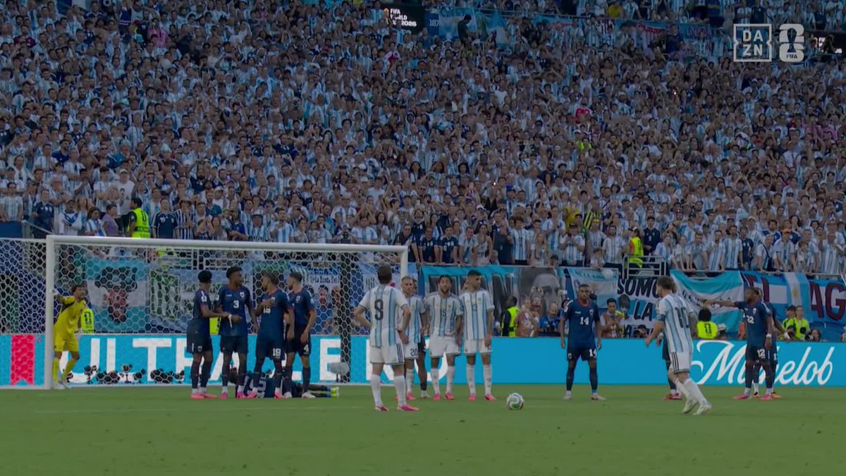 ¡LA QUE ESTUVO A PUNTO DE LIAR CABO VERDE! 🤯 Nadie pidió barrera en Argentina... y solo Vozinha evitó el gol de falta de Leo Messi 😱 #DAZNMundial #FIFAWorldCup