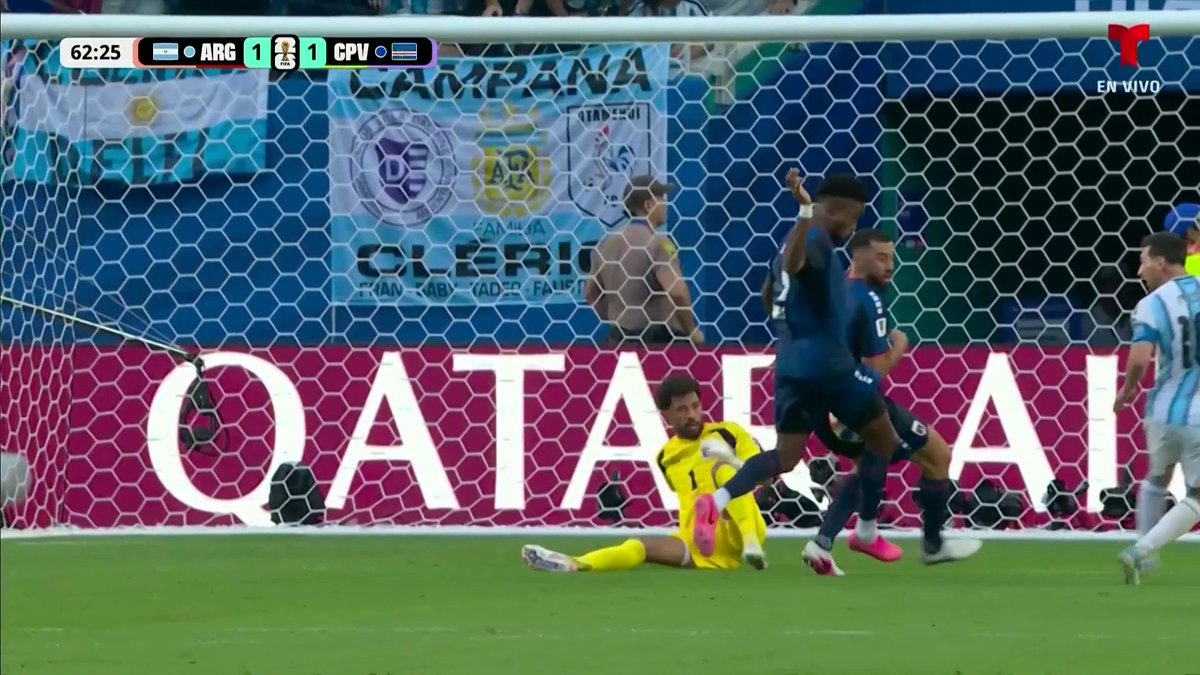 🇦🇷🇨🇻 The Cape Verde goalkeeper just won a one-on-one duel against Messi. Vozinha denied Leo a brace in style. Writer: Sol