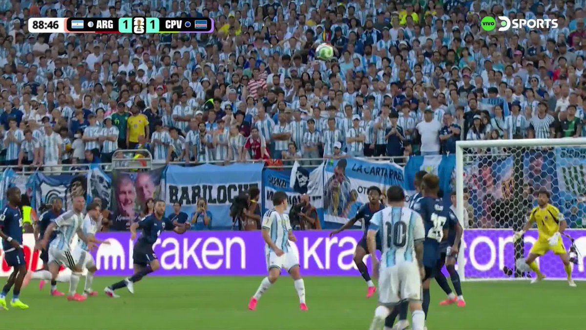 🚨🇦🇷🇨🇻 | LE ROBAN A ARGENTINA: Un defensor de Cabo Verde tocó la pelota con la mano dentro del área, pero el árbitro Drew Fischer no fue llamado por el VAR ni sancionó un claro penal para la Selección.