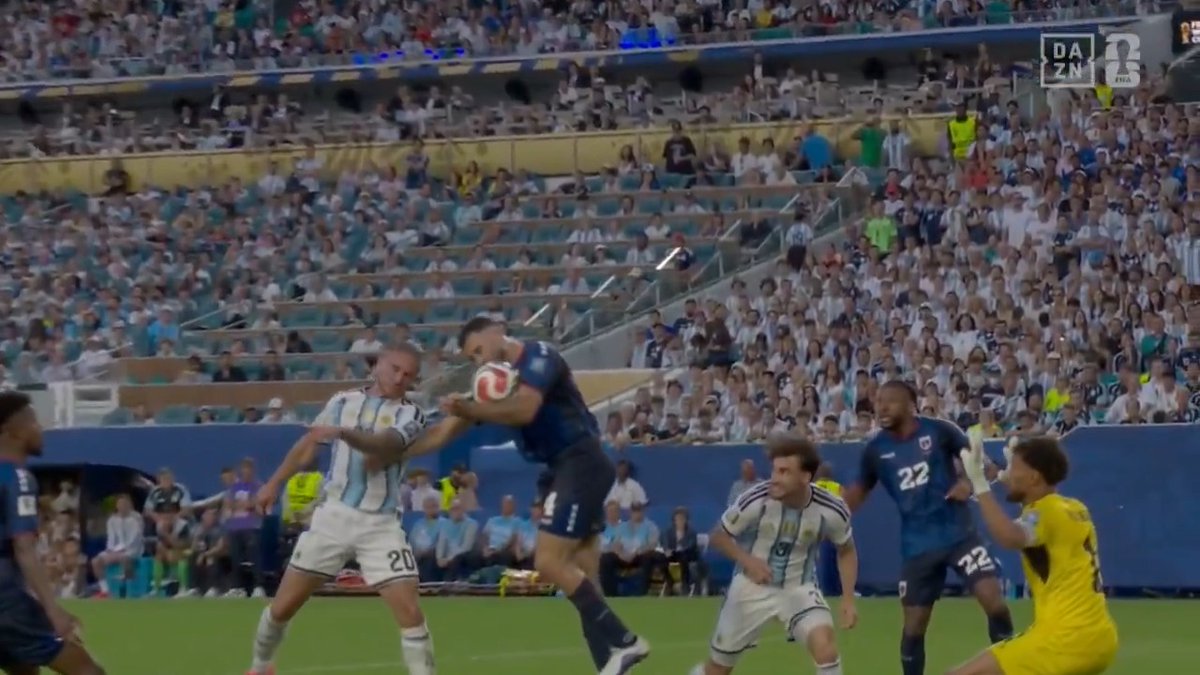 ¿Penalti por mano o no? Argentina lo reclamó en el 89' por una posible mano de Cabo Verde #DAZNMundial #FIFAWorldCup