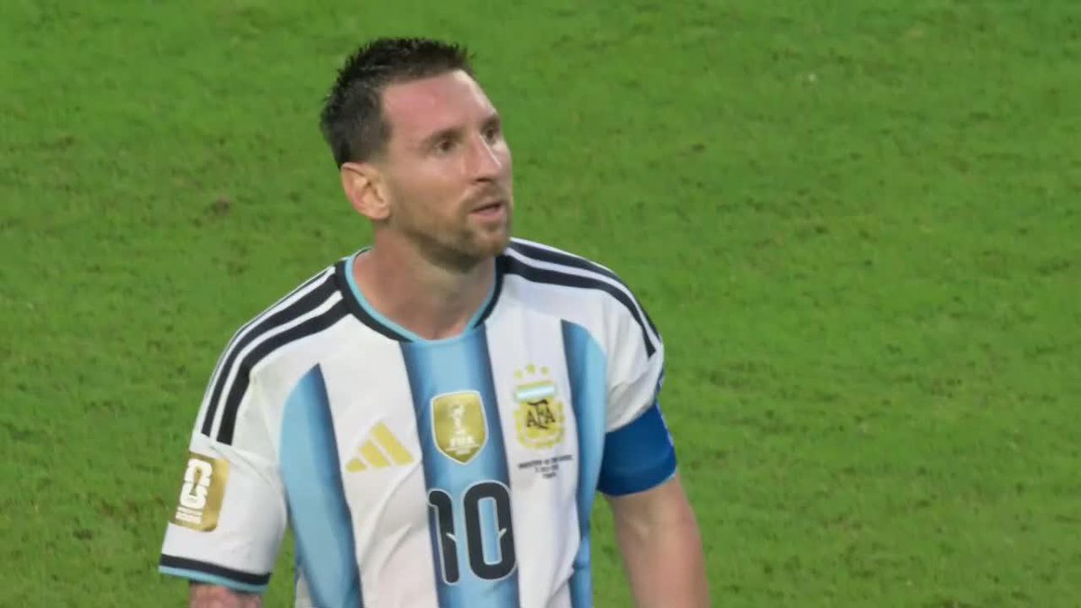 HAY ALARGUE Y MESSI NO OCULTÓ LA BRONCA: insulto al aire y dolor en la cabeza por el golpe con la rodilla del defensor de Cabo Verde. Atentos a como le quedó... ⚽ #ESPNMundial 📺 Mirá los mejores partidos de la #FIFAWorldCup por ESPN, en el Plan Premium de #DisneyPlus