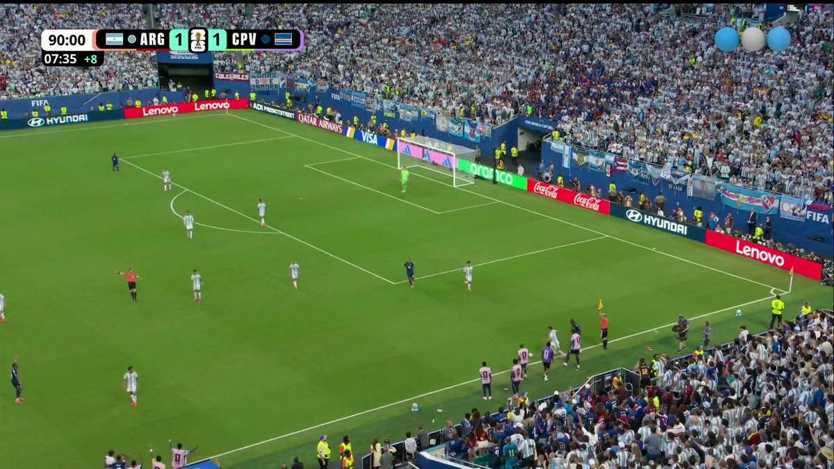 ¡GOL DE ARGENTINA! 🇦🇷 Golazo de Lisandro Martínez para darle la clasificación a la Argentina 📺 Argentina 2-1 Cabo Verde | Viví el #MundialXTelefe en con Pablo Giralt y @clankjpv