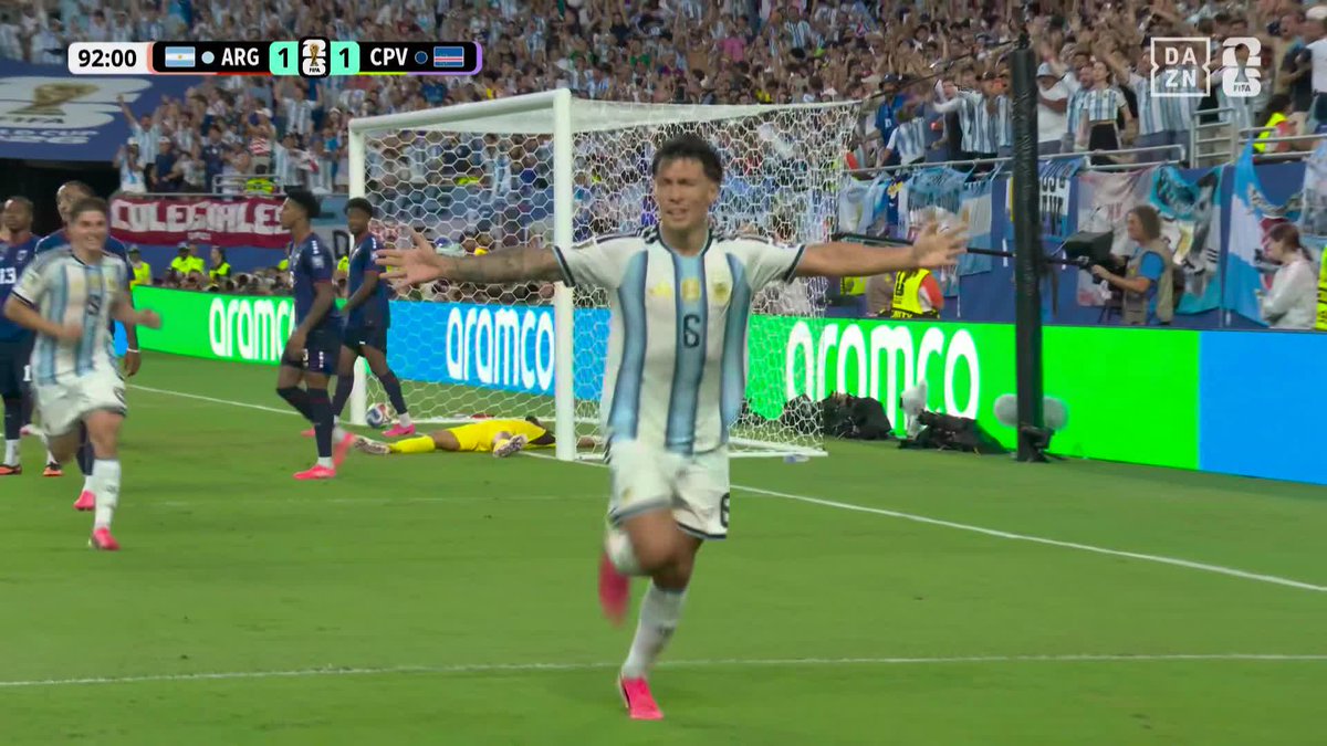 🇦🇷王者の意地を見せる豪快なシュート！ コーナーキックからのこぼれ球を リサンドロ・マルティネスが ニア上に強烈な一撃を決める！ 🏆 #FIFAワールドカップ ラウンド32 🆚アルゼンチン×カーボベルデ 📱DAZN ライブ配信中 #本気で楽しむならDAZN コカ･コーラ