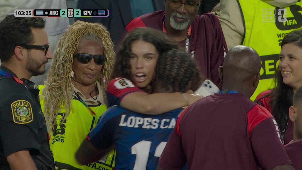 LOPES CABRAL, SÚBETE A LA GRADA, ABRÁZATE CON TU NOVIA Y HAZ LO QUE QUIERAS 🇨🇻🔥 El gol que le has metido a Argentina no es de este planeta #DAZNMundial #FIFAWorldCup