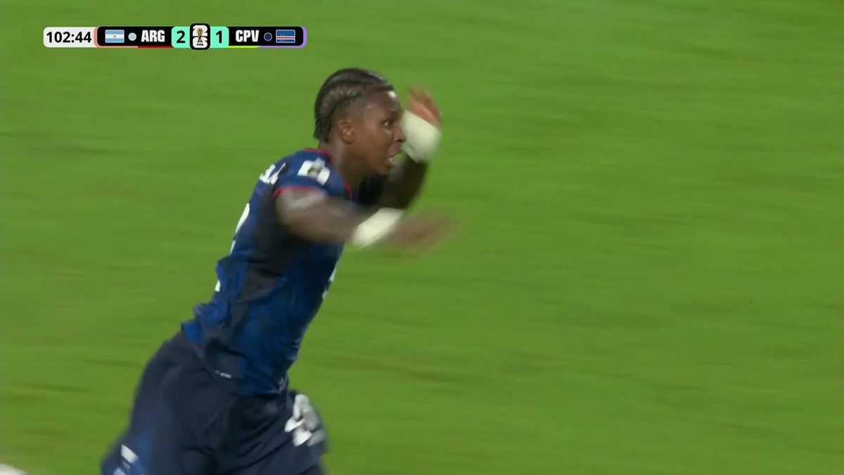 🚨 SIDNEY LOPES HAS JUST SCORED THE GOAL OF THE TOURNAMENT 🤯 Look at the celebrations from the Cape Verde players. Even the Argentina defenders have their hands on their heads in disbelief. Just look at the fans… this is absolutely unbelievable. 2-2.