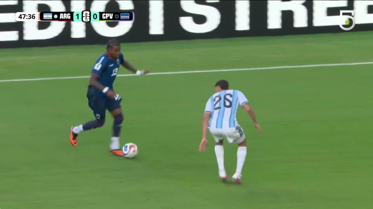 Lopes Cabral fue a festejar su golazo a la tribuna para abrazar a su pareja❤️ Es un crack✨