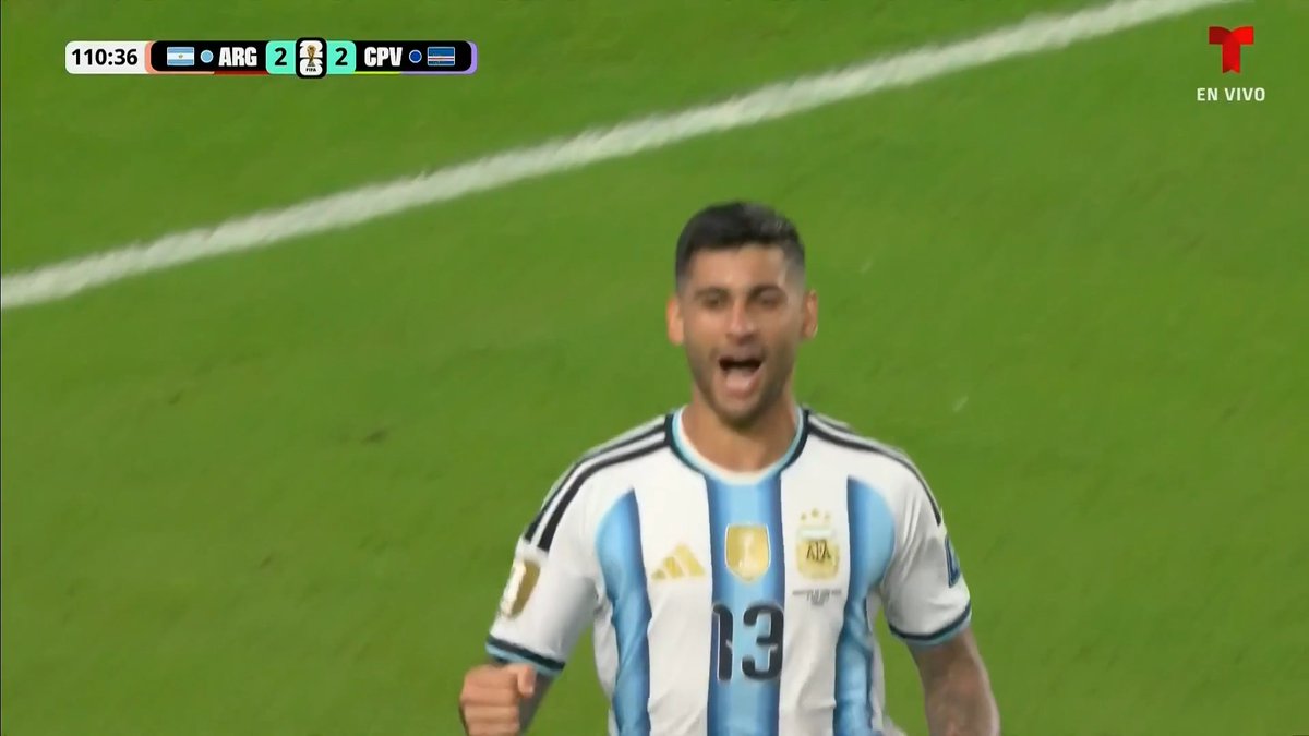 ¡¡¡ARGENTINAAAA OTRA VEZ ARRIBA!!! ¡¡¡EL ‘CUTI’ ROMERO APARECIÓ!!! El defensa de Tottenham se levanta en un tiro de esquina tras un centro de Messi y se vuelven a poner arriba sobre Cabo Verde.
