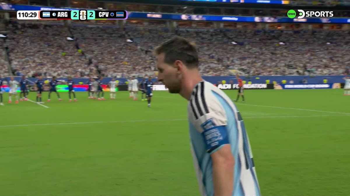 ¡GOOOOOOOOOOL DE ARGENTINA! De cabeza, Cuti Romero puso el 3-2 contra Cabo Verde a minutos del final del tiempo extra.
