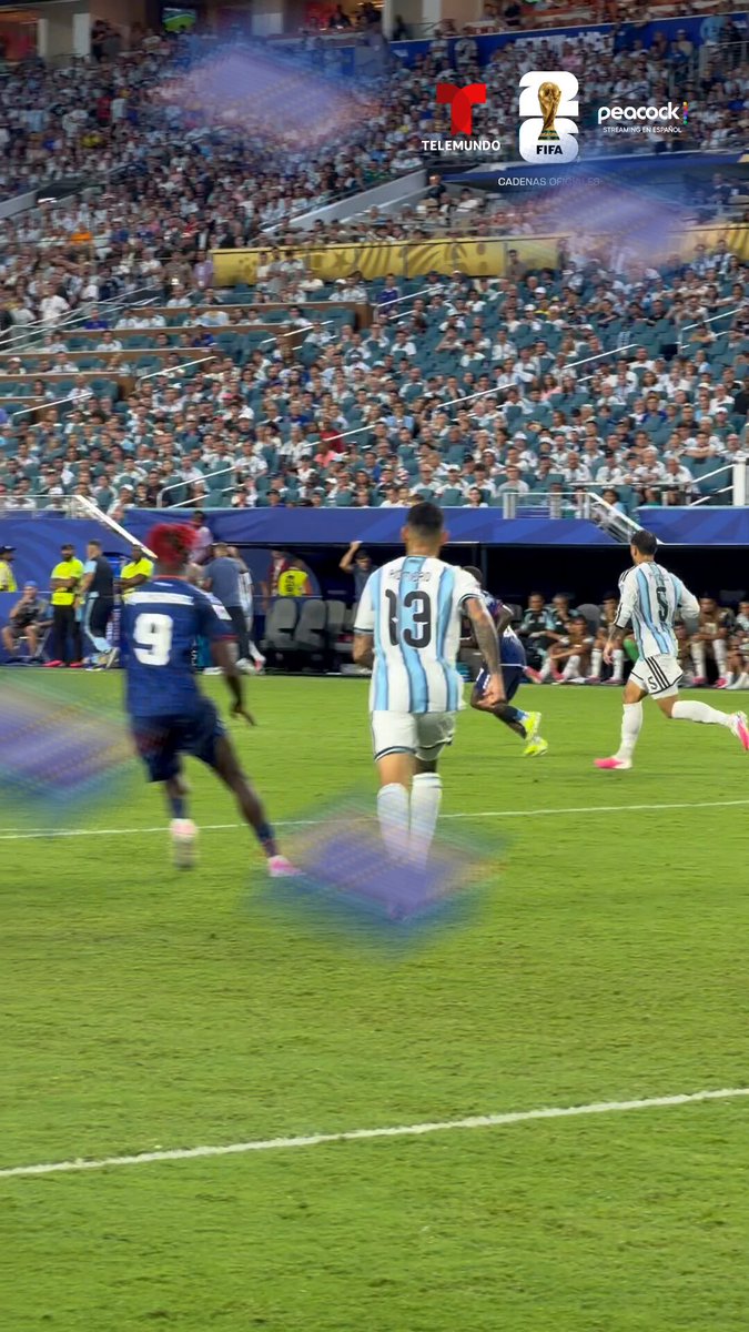 🇨🇻🚀 ¡EL GOL DEL TORNEO DESDE LA CANCHA! 😱🔥 ¡Cabo Verde no se rinde ante nadie! Cuando parecía que todo estaba perdido, Sidny Lopes Cabral se inventó una auténtica obra de arte para hacer el gol de su vida, empatar el partido 2-2 ante el campeón del mundo y poner a vibrar a todo el planeta. ¡Puro corazón caboverdiano! 💙🇨🇻 ¿Es este el mejor gol en lo que va de la Copa del Mundo? 👇 📺 Sigue la Copa Mundial de la FIFA por Telemundo y Peacock. #MundialTelemundo #FIFAWorldCup #Somos26