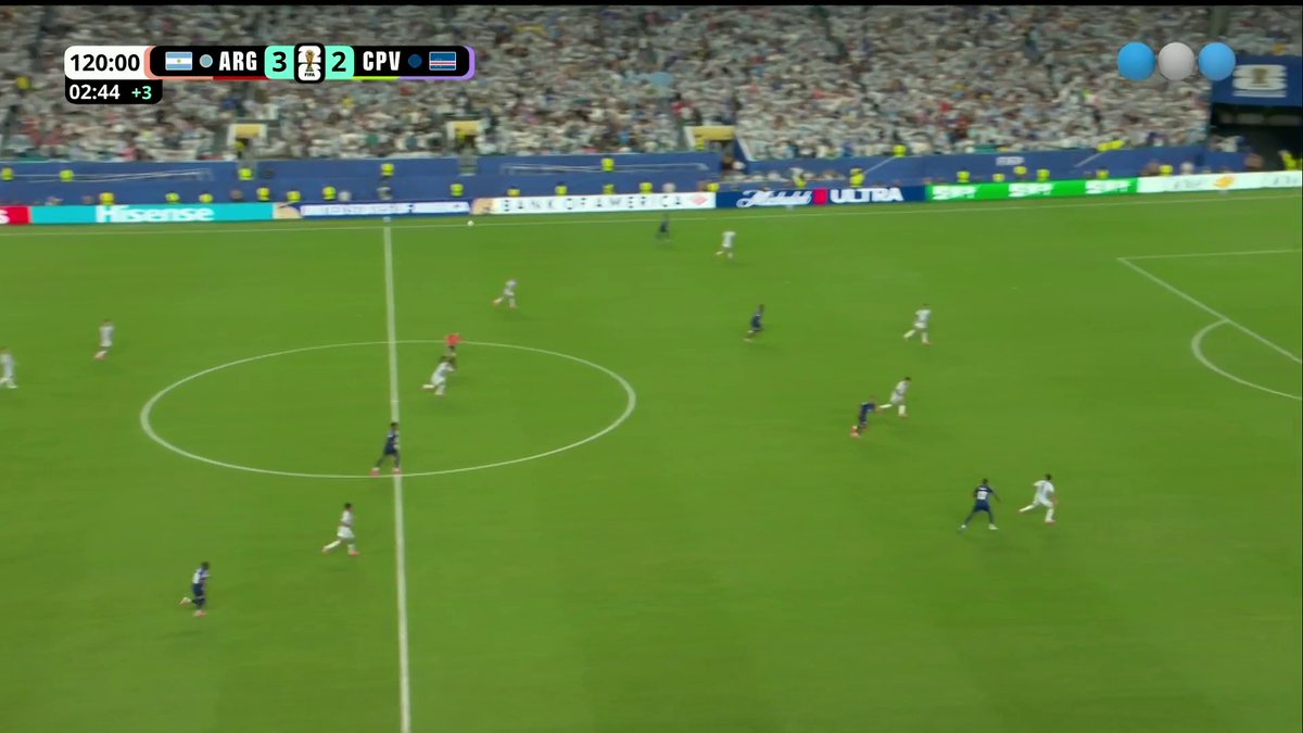 🚨🇦🇷🇨🇻 | SE TERMINÓ: Argentina le ganó 3-2 a Cabo Verde con goles de Messi, Licha Martínez y el Cuti Romero, y pasó a octavos de final del Mundial.
