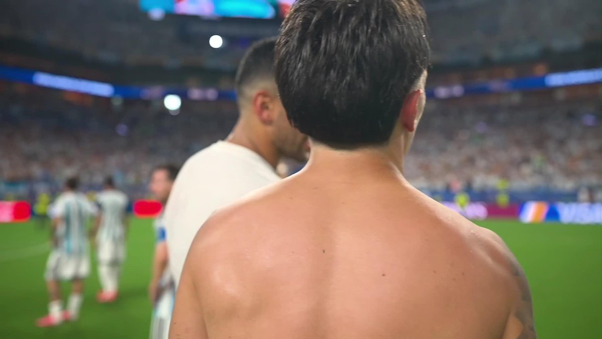 LAS FELICITACIONES DE TODOS A LISANDRO MARTÍNEZ Los jugadores de Argentina y Vozinha saludaron al defensor de la Albiceleste en el cierre del partido. #MundialEnDSPORTS #FIFAWorldCup